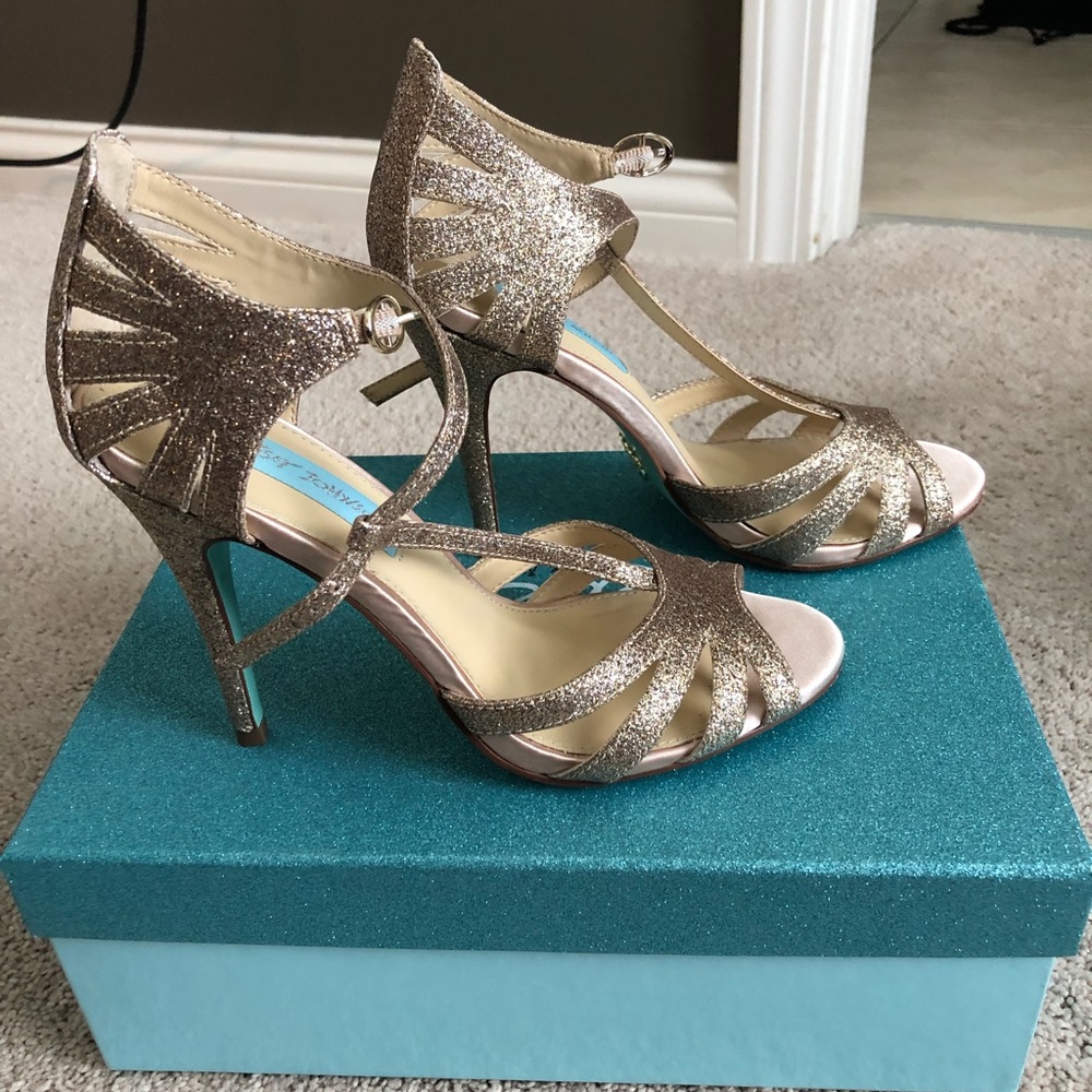 Heels - Picture 2 of 4